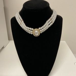 Gorgeous Faux Pearl Necklace